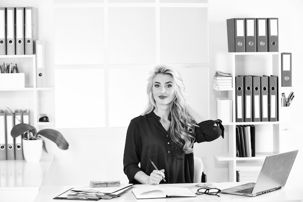 Mujer de negocios que trabaja en casa asesora de inversiones mujer de negocios sentada en la oficina frente a la computadora mujer con dinero en dólares en la oficina de bolsa con auditor financiero o gente financiera compra felicidad