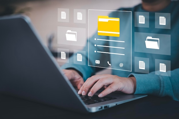 Mujer de negocios que trabaja en una computadora portátil con pantalla virtual Base de datos de documentación en línea Consultor de TI que está configurando un sistema de gestión de documentos virtuales con una computadora portable Software para archivar archivos corporativos