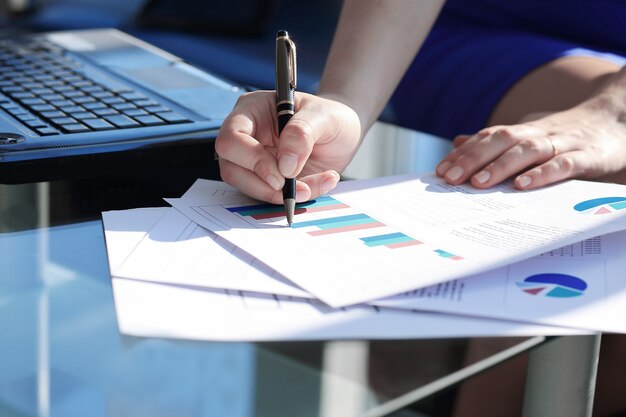 mujer de negocios que trabaja con datos financieros.