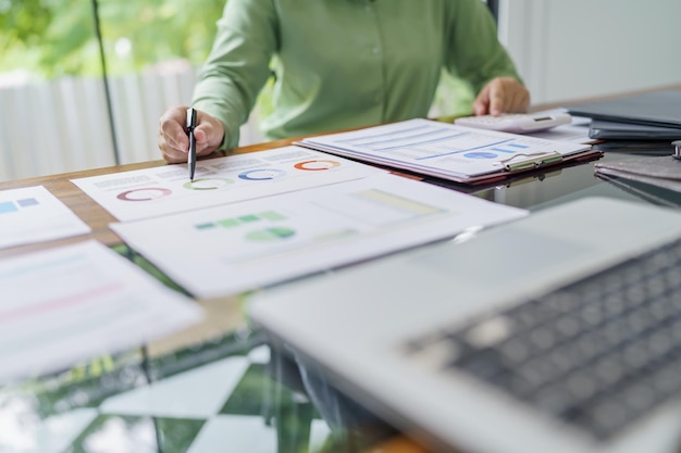 Mujer de negocios que trabaja en un espacio de trabajo moderno, ecológico y ecológico, ideas creativas para negocios, inversores profesionales ecológicos, inician proyectos de negocios