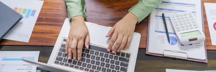 Foto mujer de negocios que trabaja en un espacio de trabajo moderno y ecológico, ideas creativas para empresas, un inversor profesional respetuoso con el medio ambiente, pone en marcha un proyecto empresarial