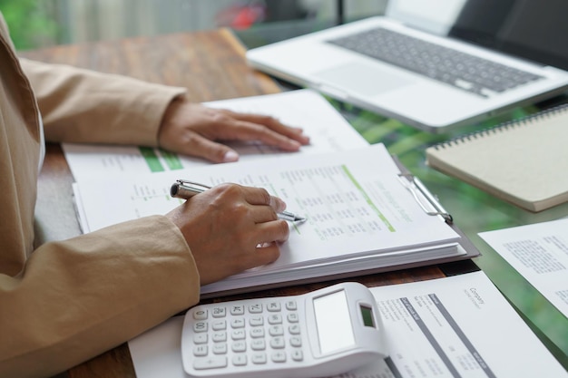 Mujer de negocios que trabaja en un espacio de trabajo moderno y ecológico, ideas creativas para empresas, un inversor profesional respetuoso con el medio ambiente, pone en marcha un proyecto empresarial