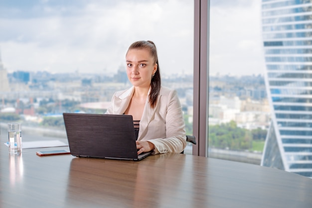 Mujer de negocios que trabaja en la oficina en una computadora portátil