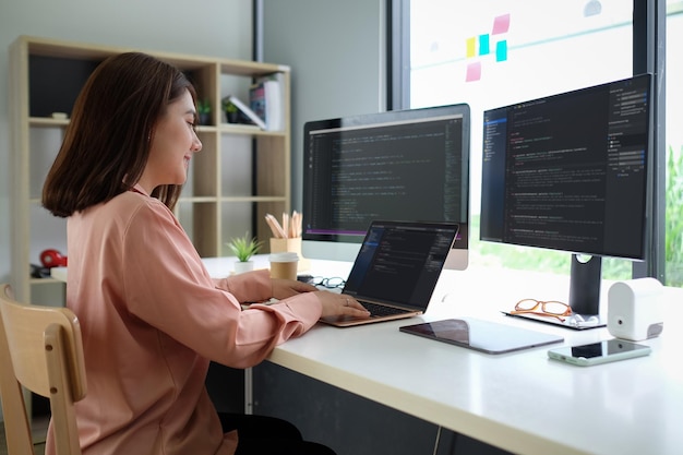 Mujer de negocios que trabaja en la oficina