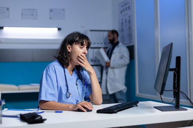 Foto mujer de negocios que trabaja en la oficina