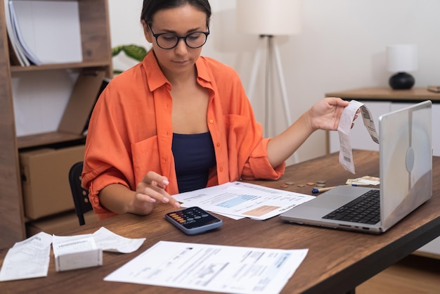 Mujer de negocios que trabaja en una oficina