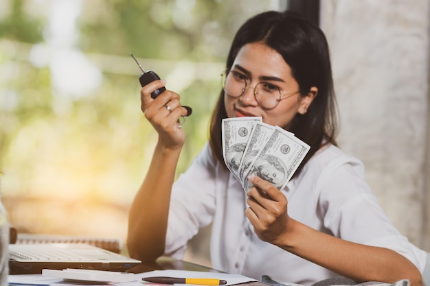 Foto mujer de negocios que trabaja en una oficina