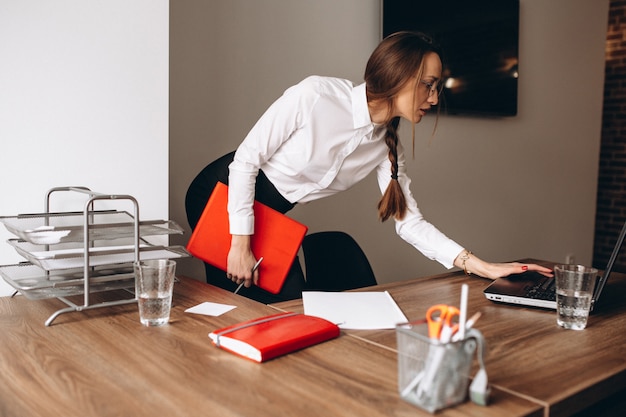 Mujer de negocios que trabaja en la oficina