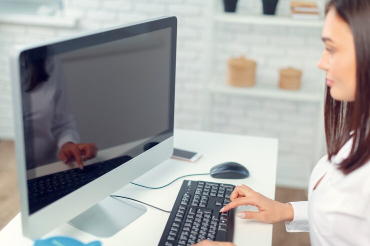 Foto mujer de negocios que trabaja en una oficina