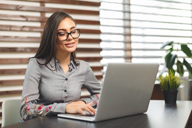 Mujer de negocios que trabaja en una oficina