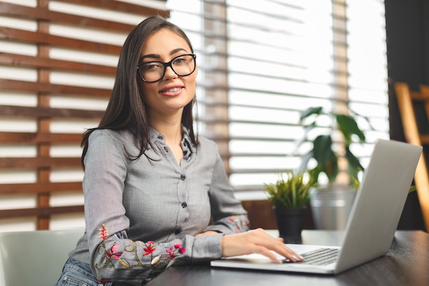 Mujer de negocios que trabaja en una oficina