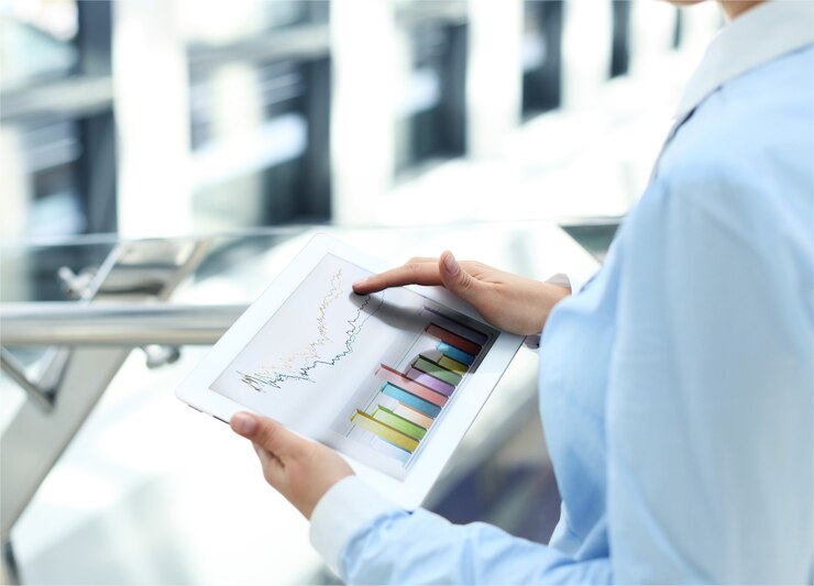 Foto mujer de negocios que trabaja con una tableta digital en la oficina moderna