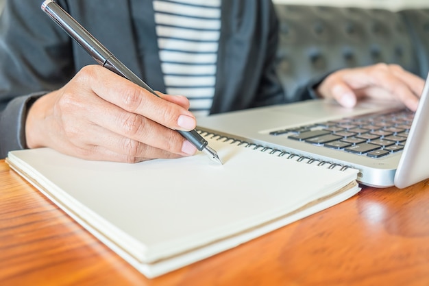 Mujer de negocios que trabajan en la oficina con la computadora portátil y documentos en su escritorio. Concepto de negocio.