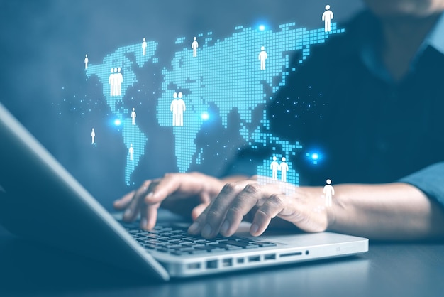 Mujer de negocios que usa una computadora portátil en busca de empleados buenos y de calidad oficial que busca un empleado representado por el icono Recruitment CRM recursos humanos concepto de HR de la búsqueda de empleado