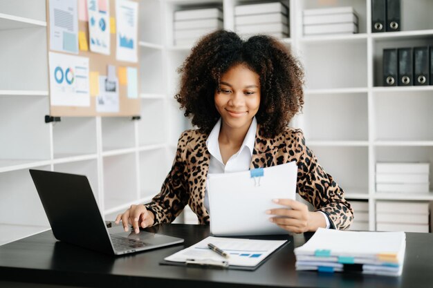 Mujer de negocios que usa tableta y computadora portátil para hacer finanzas matemáticas en un escritorio de oficina informe de impuestos estadísticas contables y concepto de investigación analítica en la oficina