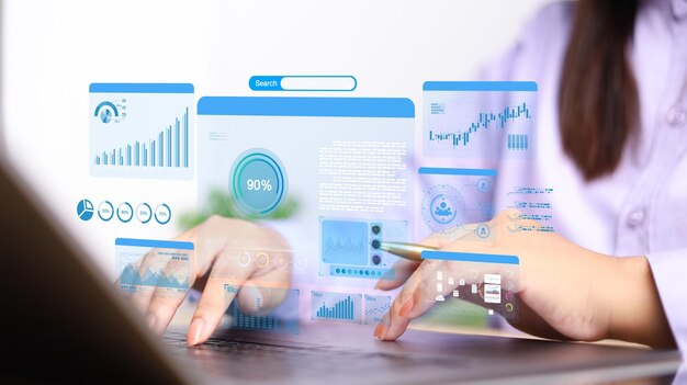 Mujer de negocios que utiliza la computadora para el desarrollo y el análisis Sistema de gestión de tecnología de datos