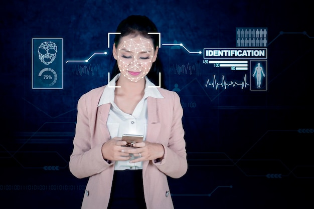 Mujer de negocios que utiliza identificación facial biométrica