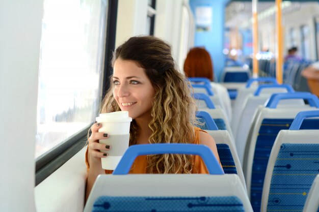 Mujer de negocios que viaja en tren