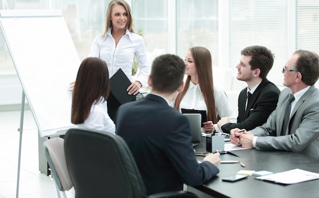 Mujer de negocios realizando una presentación para colegas de negocios