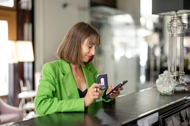 Mujer de negocios en la recepción del hotel de lujo.