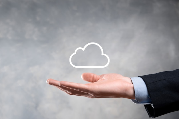 Mujer de negocios con red de computación en la nube de icono e información de datos de conexión de icono en la mano. Concepto de computación y tecnología en la nube.