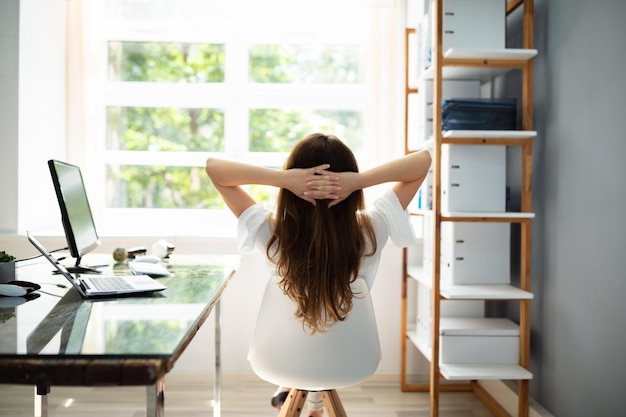 Foto mujer de negocios relajada sentada en la oficina