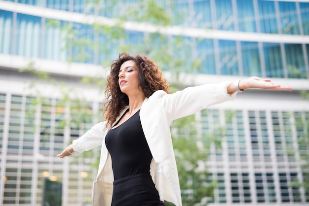 Mujer de negocios relajante al aire libre