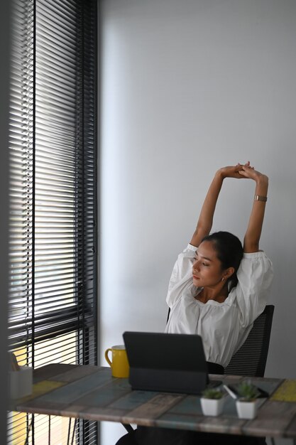 Mujer de negocios, relajante, en, ella, espacio de trabajo