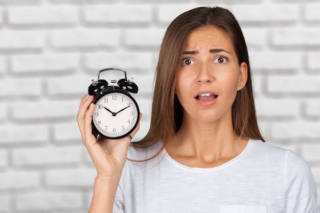 Foto mujer de negocios y reloj despertador