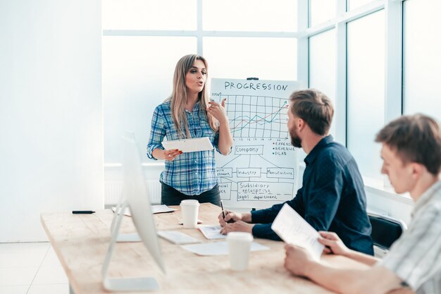 Mujer de negocios en una reunión con el equipo empresarial