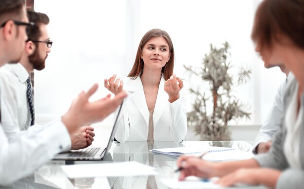 Mujer de negocios en una reunión de negocios con el equipo de negocios