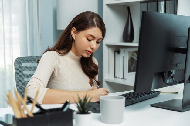 Mujer de negocios de ropa casual buscando informe en la computadora y escribiendo postulado
