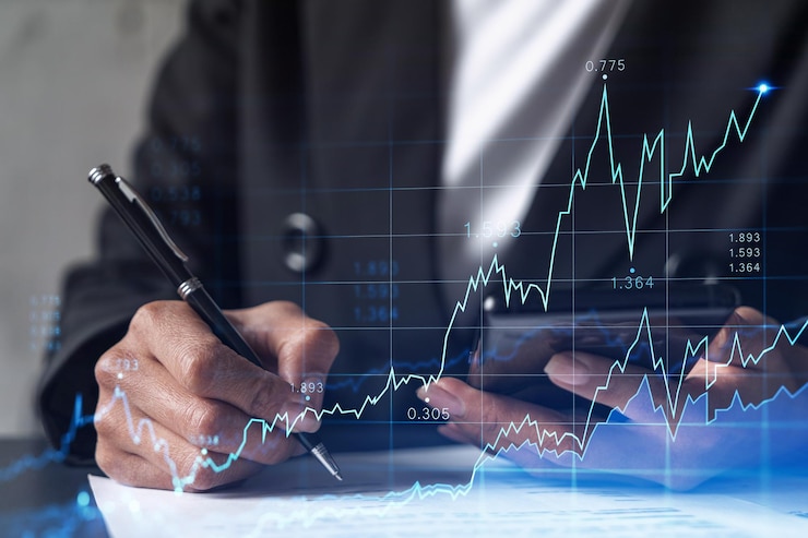 Foto mujer de negocios con ropa formal está firmando el contrato para invertir dinero en el mercado de valores comercio por internet y gestión de riqueza comprobación de los detalles de la transacción en el teléfono inteligente forex