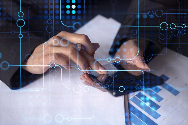 Mujer de negocios con ropa formal revisando el teléfono para firmar el contrato para crear un software para presentarlo en la conferencia de inicio y obtener inversiones para servicios innovadores Gráficos de tecnología de hologramas