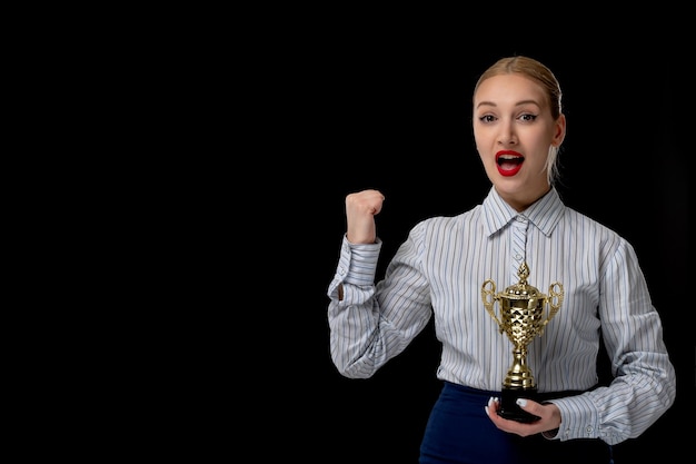 Foto mujer de negocios rubia chica emocionada con nominación de trofeo con lápiz labial rojo en traje de oficina