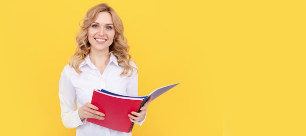 Mujer de negocios rubia feliz con camisa blanca haciendo notas en el bloc de notas o en el cuaderno de educación Banner de retrato de cara aislada de mujer con espacio de copia simulada