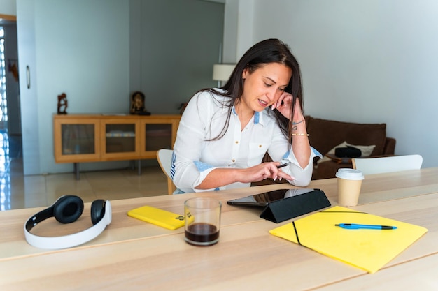 Foto mujer de negocios rumana de mediana edad que usa una tableta para teletrabajar