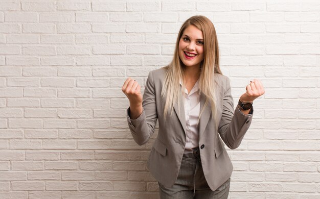 Mujer de negocios rusa joven sorprendida y sorprendida