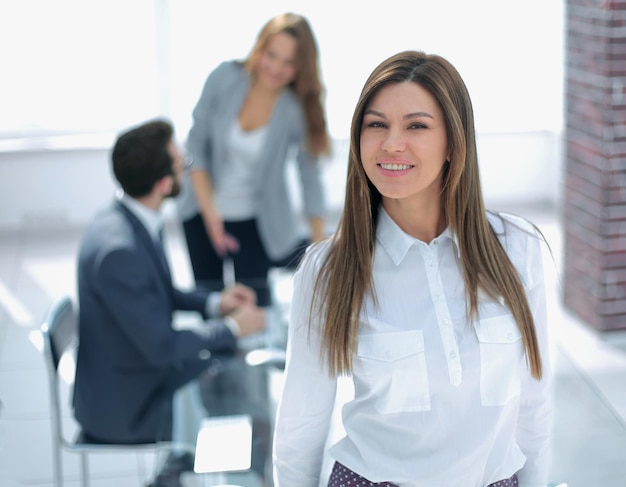 Mujer de negocios segura en la foto de la oficina moderna con espacio de copia