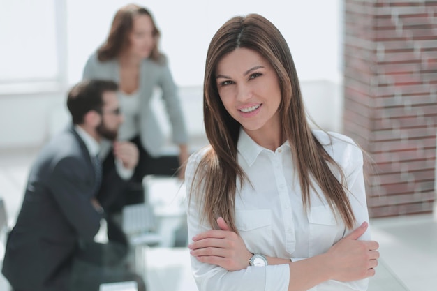 Mujer de negocios segura en la foto de la oficina moderna con espacio de copia