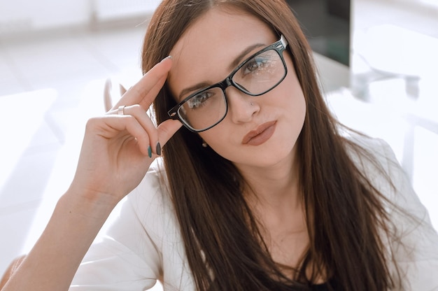 Foto mujer de negocios segura sentada en su escritorio