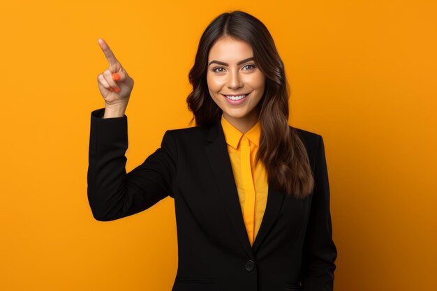 Foto una mujer de negocios segura de sí misma capta la atención con un cartel en blanco sobre un fondo amarillo vibrante