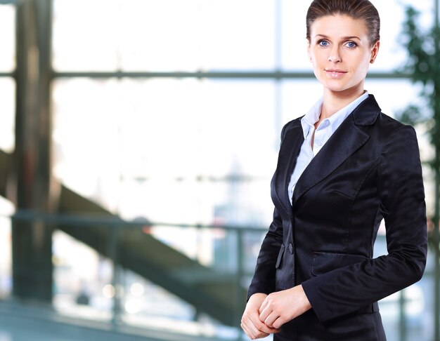 mujer de negocios segura sonriendo