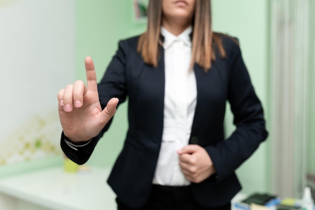 Foto mujer de negocios señalando con un dedo mensajes importantes ejecutivo en traje que presenta información crucial mujer que muestra anuncios críticos