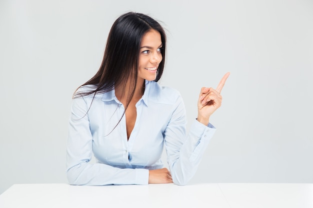 Foto mujer de negocios, señalar el dedo, lejos