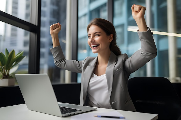 Foto mujer de negocios sentada en la computadora