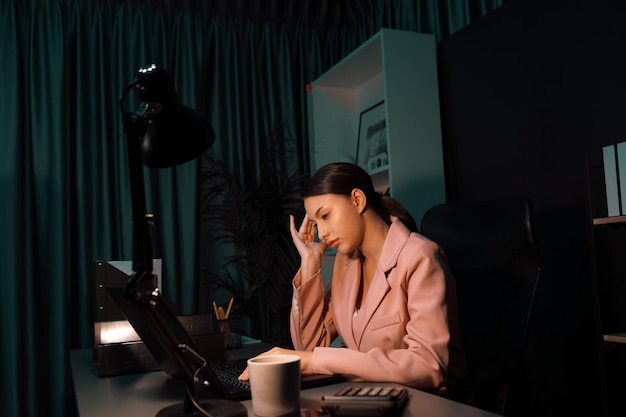 Foto una mujer de negocios sentada infeliz con sentimientos estresantes postula dolor de cabeza