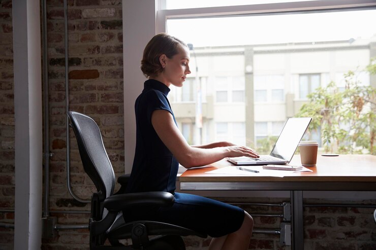 Foto mujer de negocios, sentado, en el escritorio, por, ventana, trabajo encendido, computador portatil
