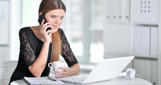 mujer de negocios, sentado, en la mesa, con, computador portatil