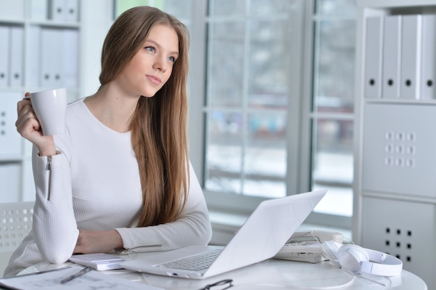 mujer de negocios, sentado, en la mesa, con, computador portatil